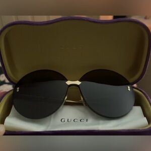 Black Round Gucci Sunglasses with Gold Frame